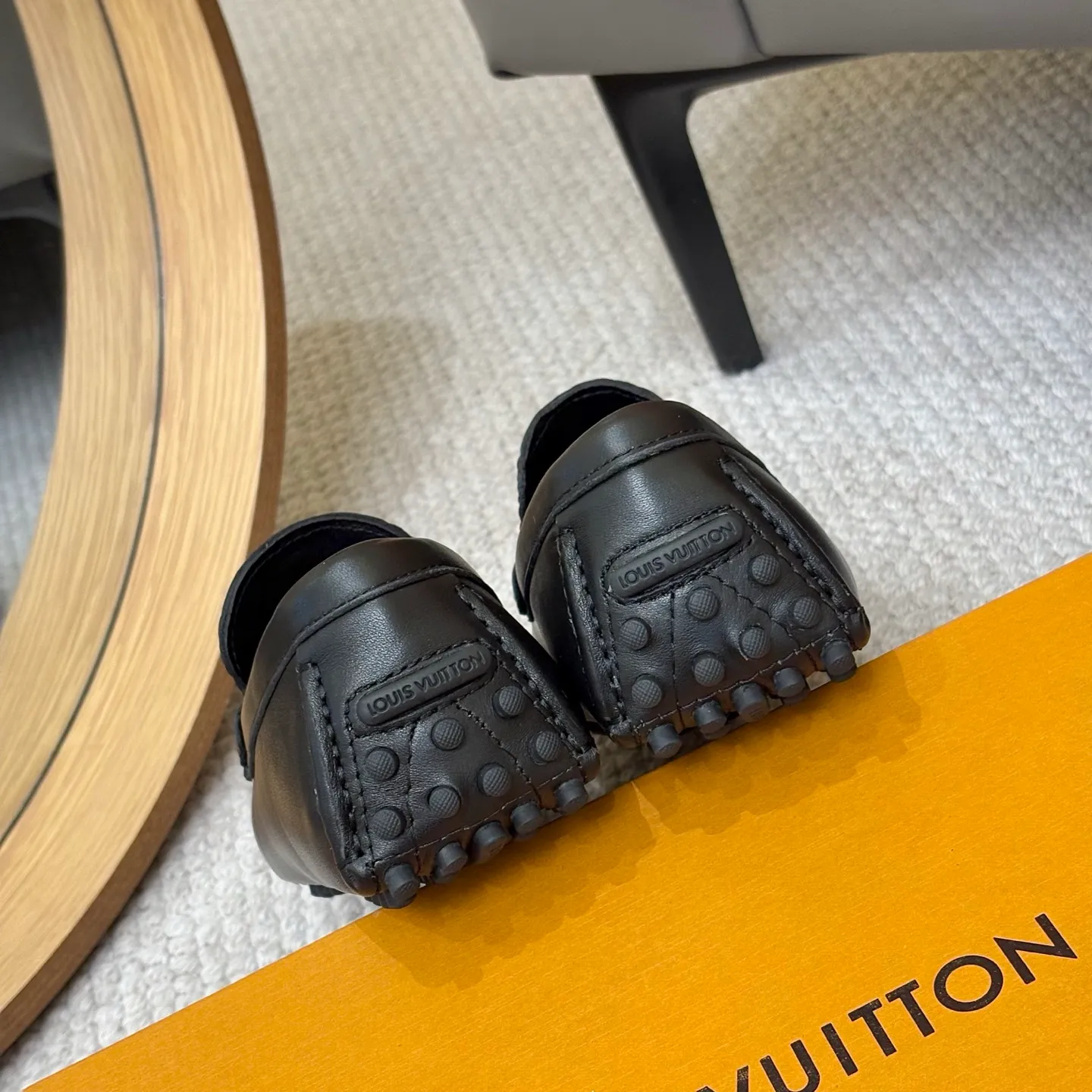 Men's men's shoes 💰420 (Yangli) LV 2⃣️0⃣️2⃣️5️⃣Spring and summer counter GLORIA series models ✈️Original factory special leather production, original last type. A classic driving slip-on casual shoe that shows an elegant style with exquisite craftsmanship details such as Monogram embossing all over the upper🌀Italian imported calfskin fabric Sheepskin foot pads➕Inside～Private mold replica sole Unique style Comfortable driving slip-on Size: 4-12 (38-46) Comes with [Counter packaging: original box, wrapping paper, card, instruction manual, shoehorn, cloth bag] No pressure to enter and leave the counter!